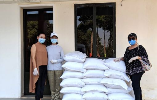 Câu lạc bộ Nữ nghệ sĩ và Chi bộ Ban Tuyên giáo hỗ trợ một tấn gạo cho khu cách ly Củ Chi