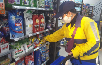 Ế khách mùa dịch COVID-19, tài xế xe công nghệ "đi chợ giùm"