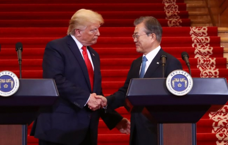 Tổng thống Donald Trump đề nghị Hàn Quốc hỗ trợ thiết bị chống dịch