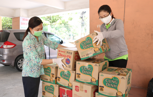 Mì, cà phê, bánh ngọt tiếp sức cho những người làm nhiệm vụ nơi tuyến đầu