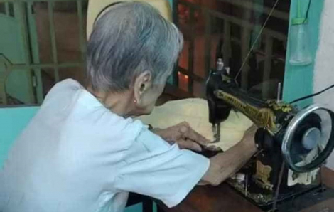 97 tuổi, Mẹ vẫn may khẩu trang tặng người nghèo