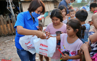 Báo Phụ Nữ TPHCM san sẻ gánh nặng với người vô gia cư trong đại dịch COVID-19