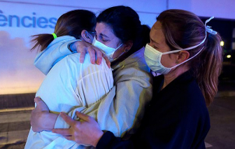 Tây Ban Nha tuyệt vọng nhìn số người chết vì COVID-19 tăng hơn 4.800