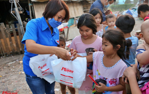 Báo Phụ Nữ TPHCM san sẻ gánh nặng với người vô gia cư trong đại dịch COVID-19