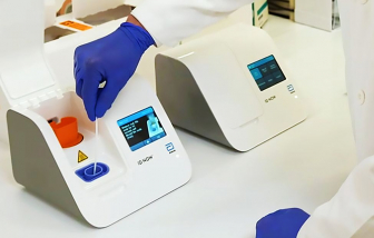 Abbott ra mắt bộ xét nghiệm COVID-19 trong 5 phút có thể sử dụng khắp mọi nơi