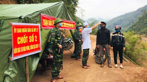 Lính quân hàm xanh trắng đêm “đánh chặn” COVID-19 nơi biên giới