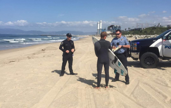 Người lướt sóng bị phạt 1.000 USD do phớt lờ lệnh đóng cửa bãi tắm vì COVID-19