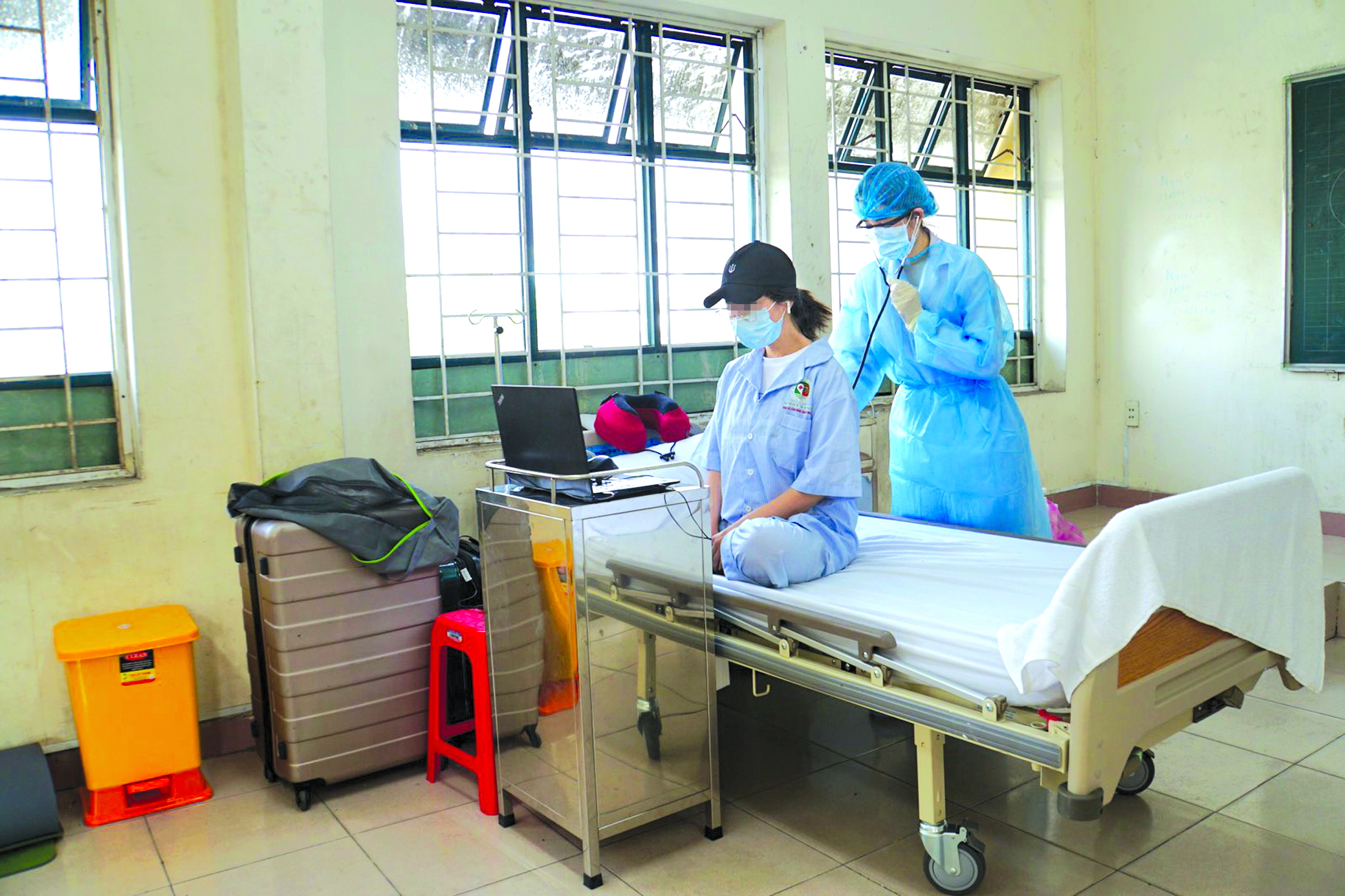 Bác sĩ Vũ Thị Sim thăm khám cho một bệnh nhân trong khu cách ly tập trung của Q.2