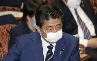 Nhật Bản phát khẩu trang vải cho dân chống dịch