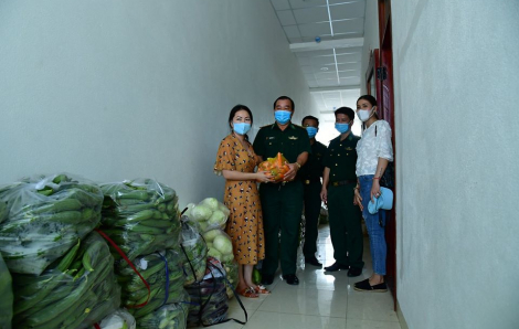 Gửi rau xanh ra biên giới tặng bộ đội biên phòng chống dịch COVID-19