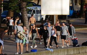 Hàng trăm người vẫn tụ tập vui chơi tại bãi biển Sydney mặc cho lệnh phong tỏa