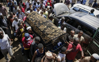 Hơi cay, dùi cui và thuốc tẩy để thực thi phong tỏa COVID-19?