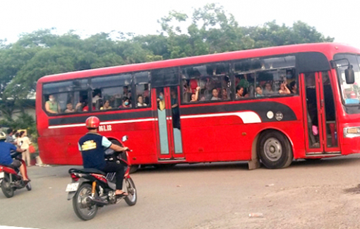 Nguy cơ lây lan dịch khi 18.000 công nhân đi xe đưa đón mỗi ngày