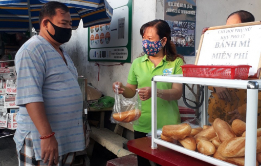 Bánh mì miễn phí, mỗi người một ổ