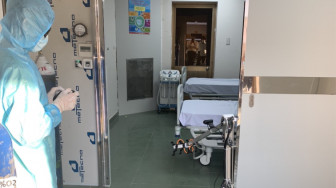 Bệnh viện Dã chiến Củ Chi đưa robot vào khử khuẩn thay nhân viên y tế