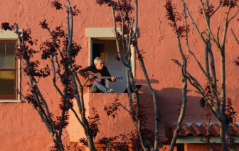 Phong tỏa, cách ly: Nhịp sống từ ban công, cửa sổ, mái nhà