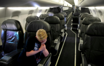 Giữa đại dịch COVID-19, chuyến bay chỉ có 1 người, phi hành đoàn vẫn phải làm việc