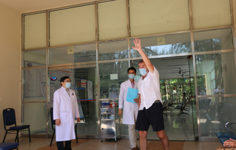 Bệnh nhân quốc tịch Anh nói "Cảm ơn" bằng tiếng Việt khi được chữa khỏi COVID-19