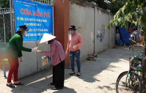 Trao cơm từ thiện tất cả các ngày trong tuần