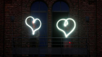 Những cách tri ân cho tuyến đầu chống dịch trên khắp thế giới