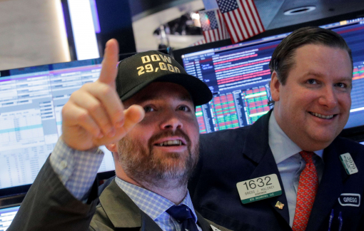 Cổ phiếu đạt mức tăng giá cao nhất trong 3 tuần khi số người chết do COVID-19 chững lại