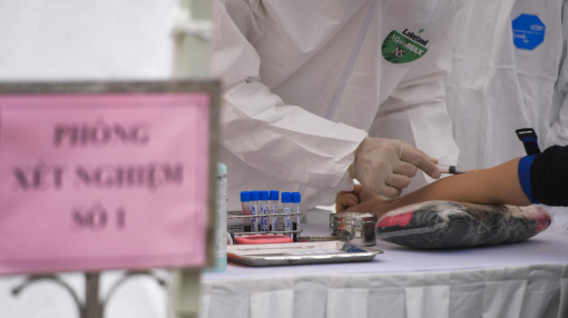 Hàng xóm và chị dâu của bệnh nhân thứ 243 dương tính với SARS-CoV-2