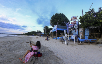 Bali hoang vắng, Indonesia suy sụp vì thiếu khách du lịch