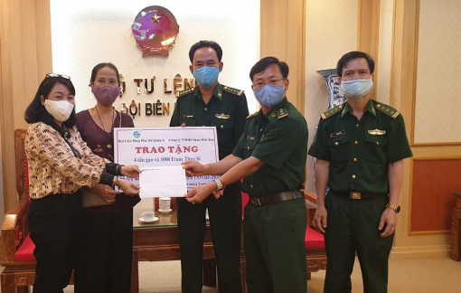 Bốn tấn gạo và 1.000 franc Thụy Sĩ trao tặng bộ đội Biên phòng