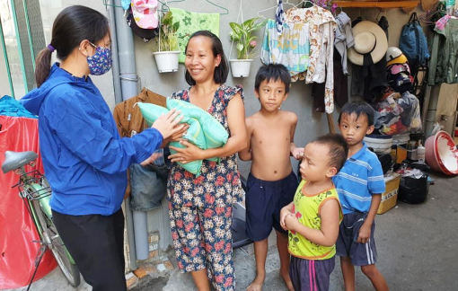 Hàng chục ngàn suất quà đã được trao cho người nghèo, người bán vé số