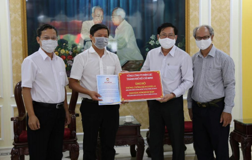 Tổng công ty Điện lực TP.HCM ủng hộ 1,2 tỷ đồng cho phòng chống dịch và hỗ trợ vùng hạn mặn