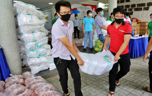 TPHCM tặng nhu yếu phẩm trị giá hơn 1 tỷ đồng cho người nghèo