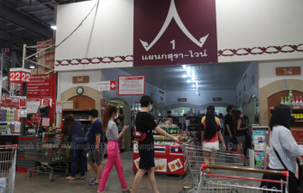 Thái Lan cấm bán rượu để kiềm chế dịch COVID-19