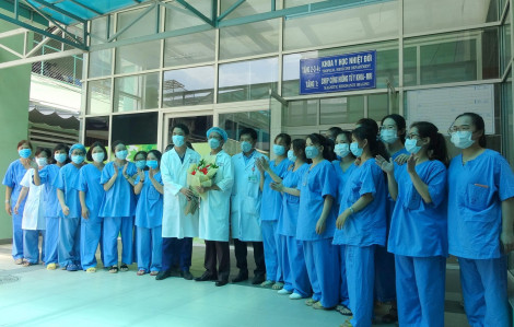 Nữ điều dưỡng ở Bệnh viện Bạch Mai mắc COVID-19 đã khỏi bệnh và xuất viện về nhà
