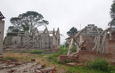 Vụ chùa “triệu đô” xây xâm lấn di tích quốc gia: Người dân mang máy múc tháo dỡ công trình
