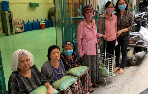 Tặng gạo, khẩu trang cho trẻ em khuyết tật và phụ nữ dân tộc, công nhân vệ sinh