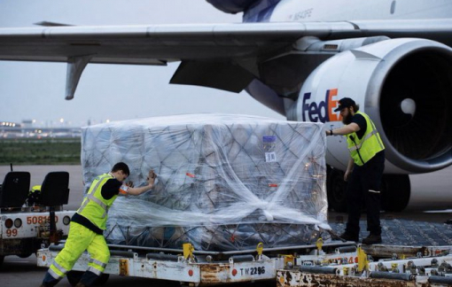 Tổng thống Donald Trump cảm ơn Việt Nam đã phối hợp sản xuất 450.000 bộ quần áo bảo hộ cho Mỹ