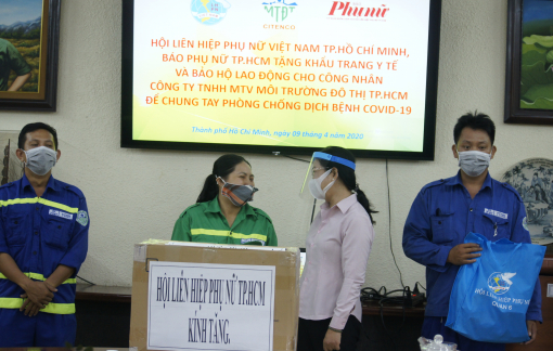 Trao khẩu trang và vật dụng bảo hộ cho công nhân vệ sinh