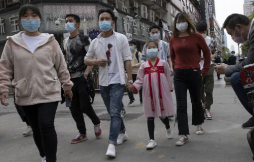 Vũ Hán ăn mừng “mở cửa”, một thành phố khác ở Trung Quốc bắt đầu bị phong tỏa