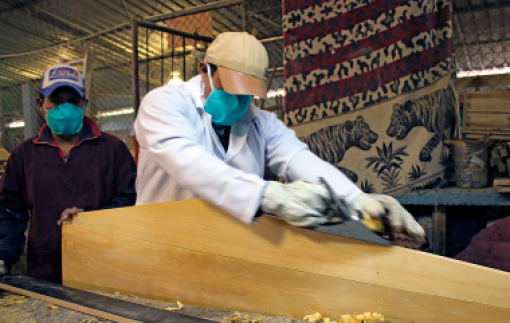 Tù nhân Ecuador đóng quan tài bù đắp tình trạng thiếu hụt do COVID-19