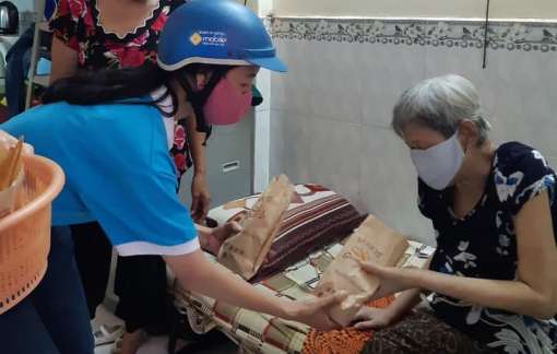 Bánh mì buổi sáng và cơm buổi chiều cho người nghèo