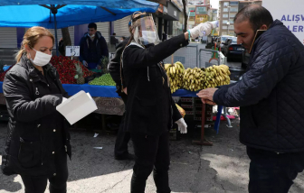 WHO cảnh báo việc dỡ bỏ “giãn cách” có thể giúp hồi sinh tử thần COVID-19