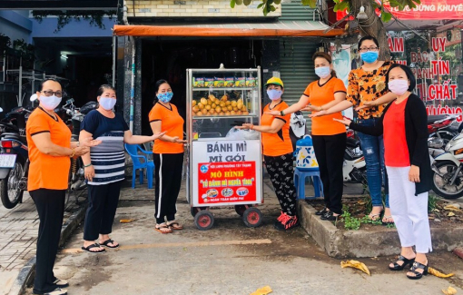 Tiếp tục duy trì tặng quà và bánh mì cho người lao động khó khăn