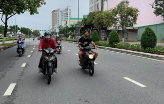 Từ thông báo của người dân trên Facebook, chính quyền xử phạt du khách Tây đi đường không đeo khẩu trang