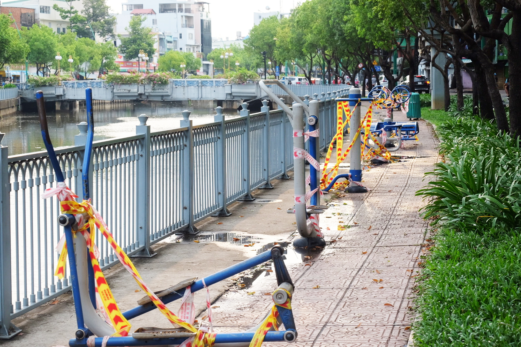 Những điểm tập thể dục dọc bờ kênh Nhiêu Lộc được rào lại