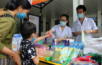 Bác sĩ góp đồ dùng, nhu yếu phẩm mở gian hàng miễn phí hỗ trợ bệnh nhân nghèo