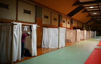 Hàng ngàn người dân tị nạn quán cà phê internet Nhật Bản bị đẩy ra đường