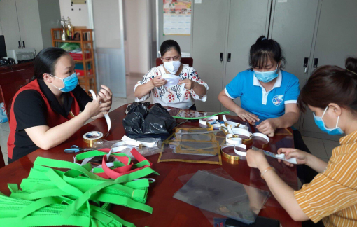 Tặng tấm chắn giọt bắn cho tuyến đầu chống dịch Covid-19