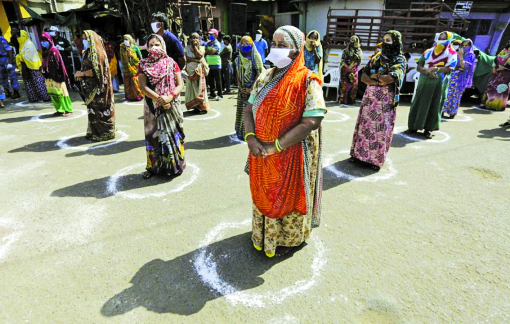 COVID-19 đặt ra bài toán 
sức khỏe và miếng cơm manh áo