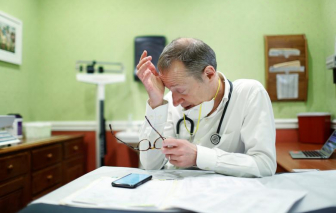 Bác sĩ nhi khoa căng thẳng, áp lực giữa đại dịch COVID-19