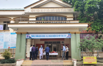 Cô gái 3 lần âm tính với COVID-19 dù ở cùng 2 người bạn nhiễm bệnh